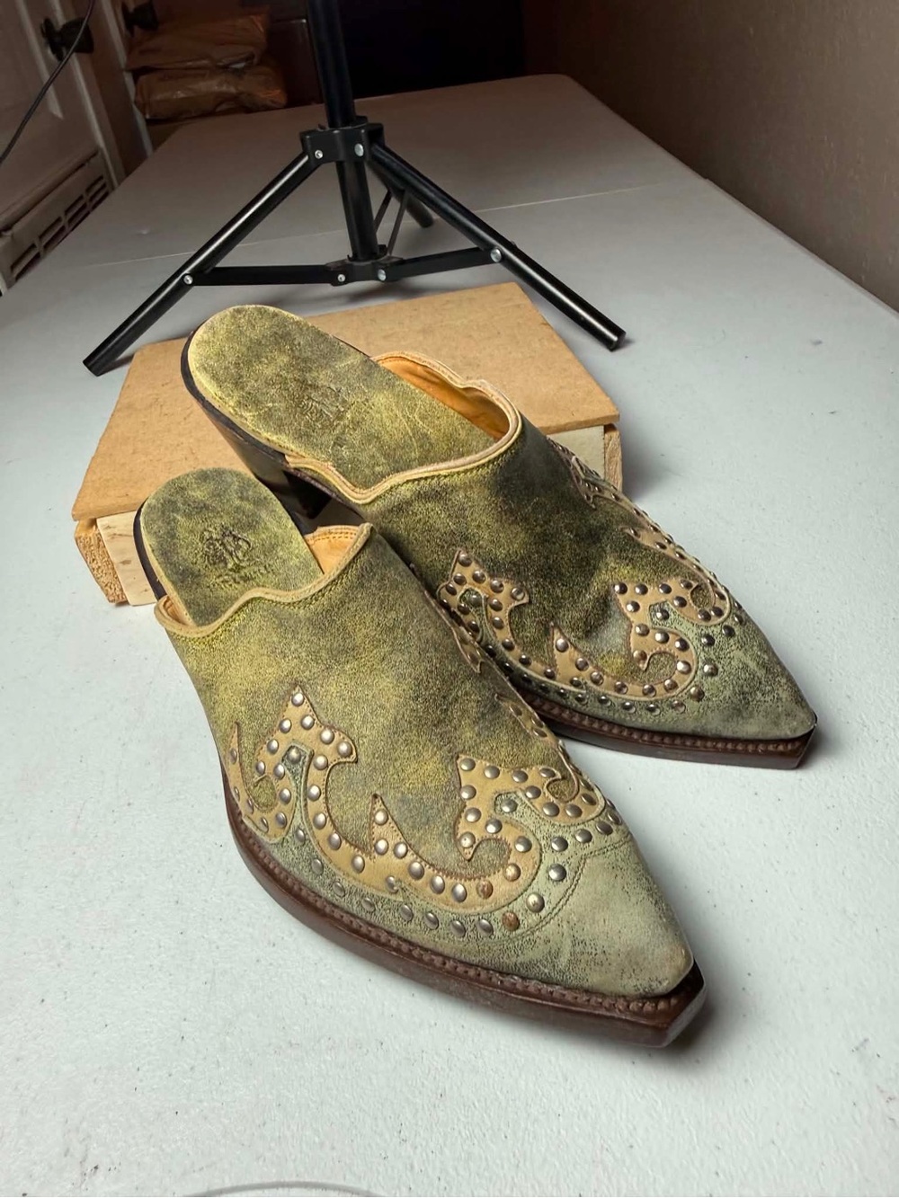 Old Gringo Embroidered Leather Western Cowboy Mule Golden green Brown Sz 7